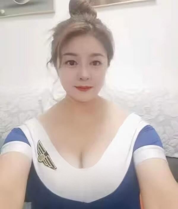 官渡区大胸风骚妹子小酒窝